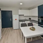 C Airport Apartment *