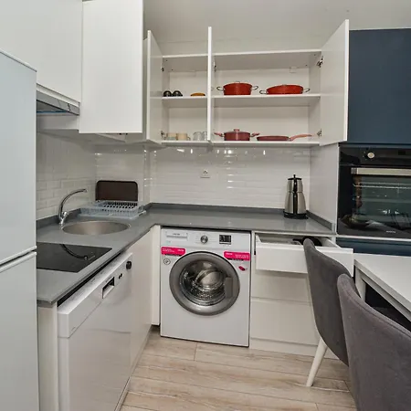 C Airport Apartament *
