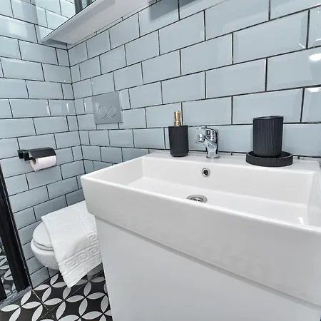 C Airport Apartment